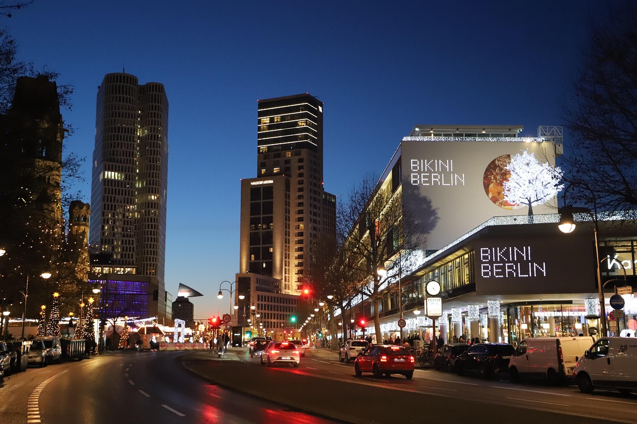 Breitscheidplatz in Berlin Charlottenburg bei Abenddämmerung mit Bikini Berlin, Upper West, Zoofenster mit Waldorf Astoria und Verkehr an der Budapester Straße